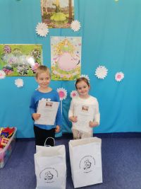 7. Laureaci konkursu  z kl. 0C pozują do zdjęcia