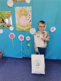 8. Szymon z nagrodÄ… i dyplomem.