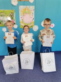 9. Nasi laureaci konkursu z dyplomami i nagrodami pozują do zdjęcia.