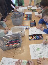 10. Warsztaty plastyczne - dzieci kolorują kolorowanki