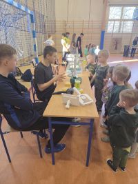 12. Uczniowie na stoisku z alternatywnymi źródłami energii.