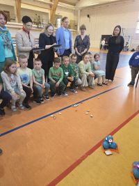 14. Dzieci i organizatorzy segregują odpady za pomocą robotów