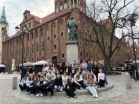 1 wycieczkowicze przed pomnikiem Kopernika