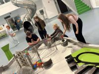 3 uczniowie przeprowadzają eksperymenty z wodą