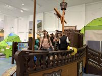 4 wycieczkowicze na pomniejszonym modelu statku