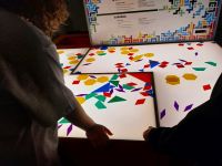 6 uczennica tworzy mozaikę