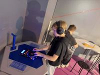 7 uczniowie doświadczają produkcji dźwięku i muzyki