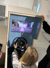 8 uczennica przeprowadza symulację jazdy samochodem