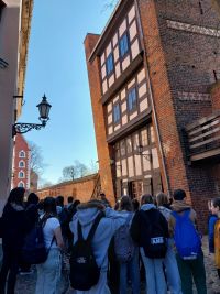 10 uczniowie przyglądają się Krzywej Wieży i słuchają legend toruńskich