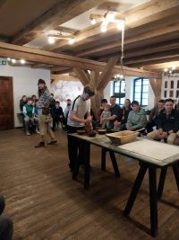 13 uczeń przygotowuje przyprawy do wytwarzania ciasta piernikowego