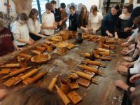 14 wycieczkowicze formują swoje pierniczki