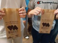 15 wycieczkowicze pakują przygotowane przez siebie pierniki