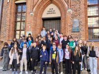 16 wycieczkowicze przed domem Mikołaja Kopernika