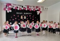 1. Dzień Rodziny - Dzieci z kwiatami rozpoczynają ,,Taniec kwiatów''.