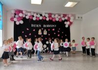 3. Taniec z kwiatami w kole.
