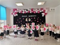 4. Dzień Rodziny - taniec dzieci z kwiatami.