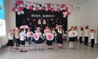 6. Dzień Rodziny - Taniec dzieci z kwiatami.