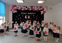 8. Dzień Rodziny -Taniec kwiatów.