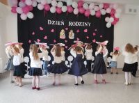 9. Taniec dzieci z kwiatami w kole.