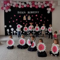 11. Dzieci z kwiatami wykonują układ taneczny.
