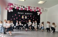 13. Dzieci z piosenką tańczą w parach.
