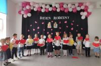16. Dzień Rodziny - dzieci z sercami śpiewają piosenkę ,,Jaki dzień wesoły''.