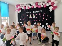 17. Dzieci z laurkami i bukiecikami idą wręczyć je rodzicom.