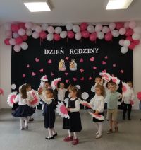 20. Dzień Rodziny -Taniec kwiatów  w kole.
