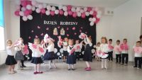 21. Dzień Rodziny - Taniec dzieci z kwiatami.
