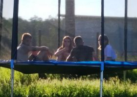 młodzież na trampolinie