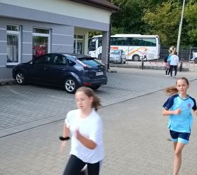 13. Zawodniczka zbliza się do stadionu.