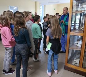 4. Pracownik uczelni dr hab. B. J. Bartyzel opowiada wycieczkowiczom ciekawostki z zakresu anatomii zwierząt