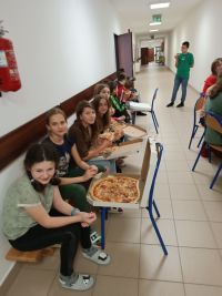 15. Uczniowie jedzą pizzę.